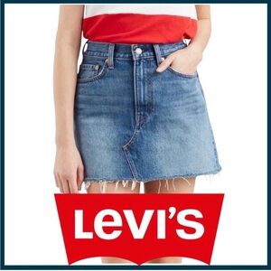 NWOT Levi’s Raw Hem Mini Jean Denim Skirt (29)